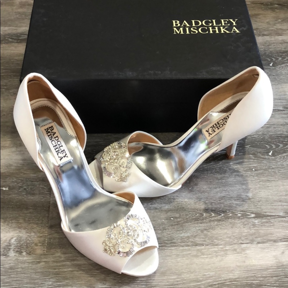 Badgley Mischka pearl white open toe heel size 7.5